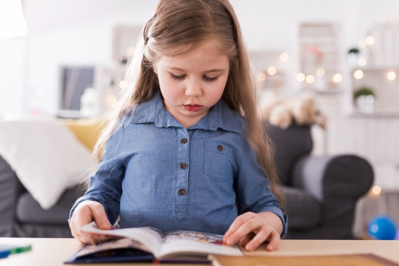 ребенок учится читать